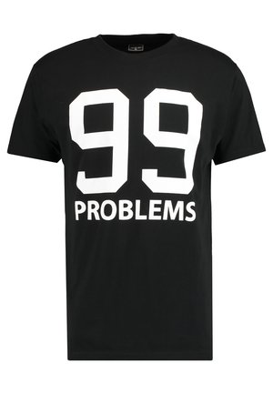 Fekete pamut póló, amelyen feltűnő fehér "99 PROBLEMS" felirat található sportos betűtípussal. Rövid ujjú és klasszikus kerek nyakú dizájn.
