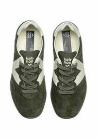 Sneakers in suede verde scuro con accenti bianchi, dotati di punta arrotondata, lacci piatti e soletta imbottita per il comfort.