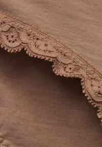 Bruine stof met kantafwerking heeft ingewikkelde patronen en geschulpte randen, wat een zachte textuur en verfijnde details toont.