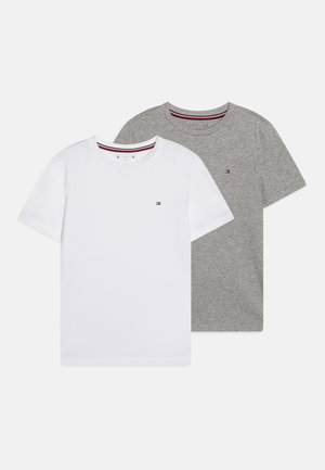Duas t-shirts de manga curta: uma branca e uma cinza. Ambas apresentam um decote redondo e um pequeno logótipo no peito. Tecido em mistura de algodão.