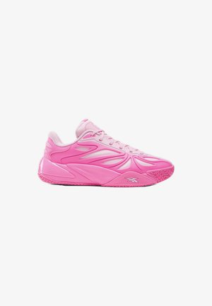 Zapatilla deportiva de color rosa brillante con suela esculpida y superposiciones con patrones, que presenta inserciones de malla rosa claro y cierre con cordones.