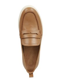 Tanskleurige leren instapschoen met een gladde afwerking, voorzien van een decoratieve band en zachte insoles. Gevoerde stoffen binnenkant en een minimale witte zool.