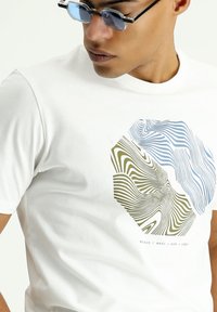 Kigili RUNDHALSAUSSCHNITT GEMUSTERT REGULAR FIT - Camiseta estampada - ecru