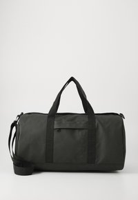 Sac de sport gris foncé en tissu durable, doté de deux poignes, d'une bandoulière réglable et d'une poche avant avec un logo embossé.