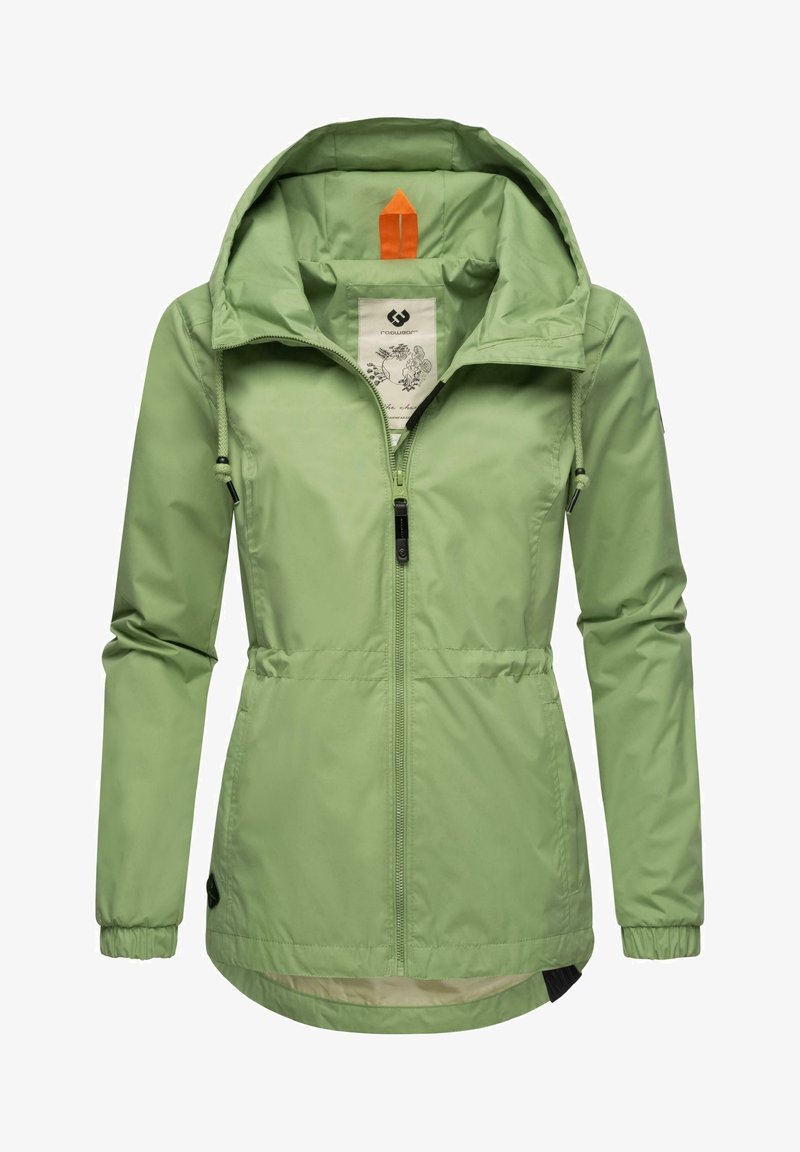 Ljusgrön regnjacka med dragkedja fram, justerbar huva, elastiska ärmslut och dragsko i midjan. Inkluderar en orange detalj.