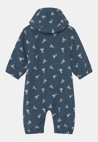 Navyblauer Babystrampler mit Kapuze, bedeckt mit einem Muster aus kleinen weißen und grauen Raketen sowie orangen Sternen.