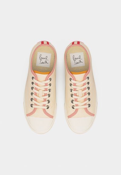 Ζευγάρι κρεμ καμβά sneakers με ροζ περίγραμμα, λευκά κορδόνια και εσωτερικές σόλες με το λογότυπο "Paul Smith", φωτογραφισμένα από πάνω σε λευκό φόντο.