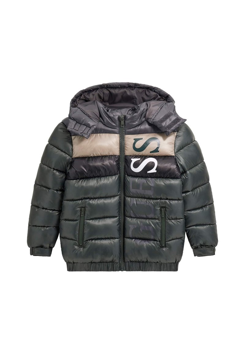 Daunenjacke mit Kapuze, horizontale Nähte, dunkelgrün, beige und schwarze Farbblöcke, zwei Reißverschlusstaschen vorne und auffällige vertikale Schriftzüge.