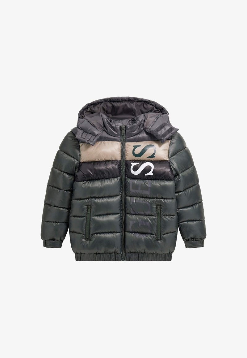 Daunenjacke mit Kapuze, horizontale Nähte, dunkelgrün, beige und schwarze Farbblöcke, zwei Reißverschlusstaschen vorne und auffällige vertikale Schriftzüge.