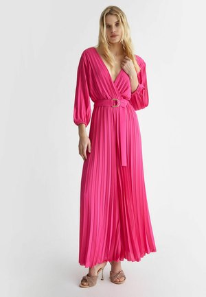 Abito maxi plissettato fucsia con scollatura a V profonda, maniche lunghe a sbuffo e vita con cintura. Presenta un tessuto morbido e una silhouette fluida.