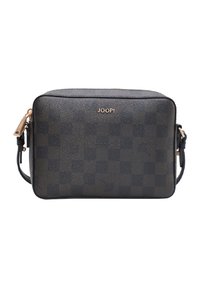 Tmavá křížová kabelka z kůže s kostkovaným vzorem, strukturovaným tvarem, zlatým logem a nastavitelným černým popruhem. Zapínání na zip nahoře.