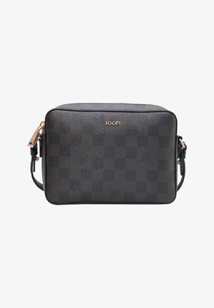 Ciemna, skórzana torebka listonoszka w kratkę o wyraźnej, strukturalnej formie, z ozdobnym złotym logo oraz regulowanym czarnym paskiem. Zamek błyskawiczny u góry.