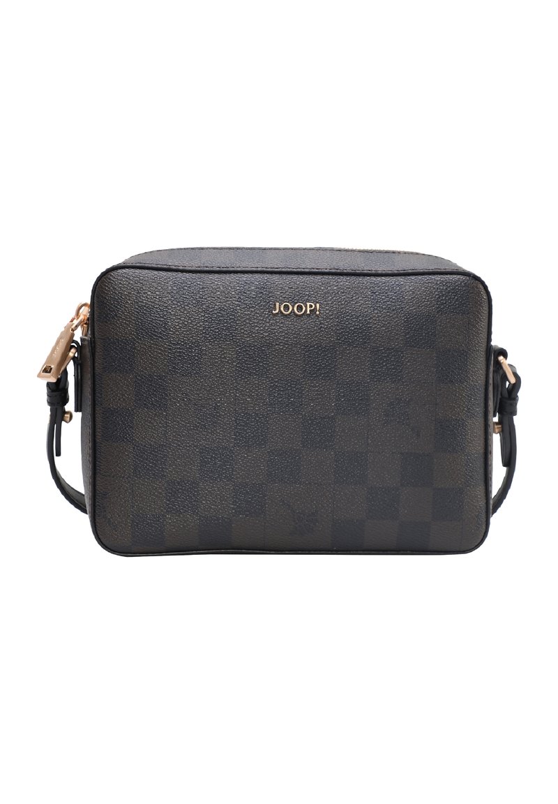 Tmavá křížová kabelka z kůže s kostkovaným vzorem, strukturovaným tvarem, zlatým logem a nastavitelným černým popruhem. Zapínání na zip nahoře.