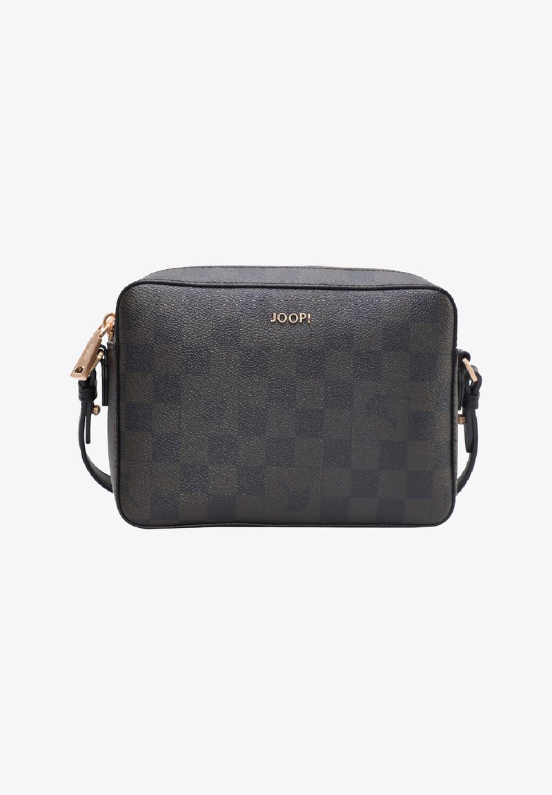 Tmavá křížová kabelka z kůže s kostkovaným vzorem, strukturovaným tvarem, zlatým logem a nastavitelným černým popruhem. Zapínání na zip nahoře.