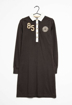 Polo jurk met lange mouwen in donkerbruin katoen, voorzien van een witte kraag, knoopsluiting, geborduurd '85' en een ronde logo patch.