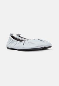 Bailarinas de cuero azul claro con detalle arrugado en la punta, forro de tejido suave y suela exterior flexible de goma negra.