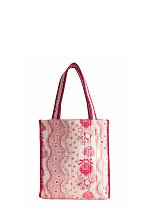 Liela soma ar vertikālām viļņveida svītrām, ziedu un bārkstīm rakstiem sarkani krāsā uz krēmkrāsas fona, aprīkota ar divām garām rokturiem.