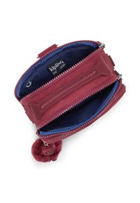 Portafoglio rosso in tessuto con due scomparti con zip, interno blu a contrasto, chiusura esterna con zip e un piccolo charm pom-pom morbido attaccato.