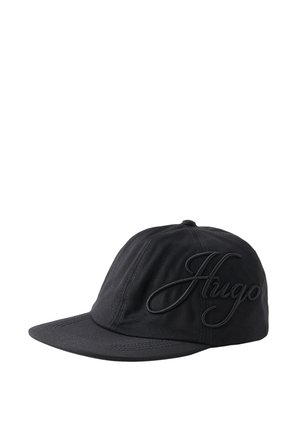 Casquette de baseball noire avec une visière courbée et "Hugo" brodé en grande cursive sur le côté, isolée sur fond blanc.