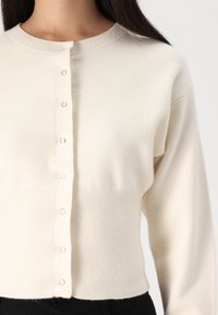 Gina Tricot CARDIGAN - Cardigan - gardenia