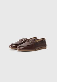 Scarpe da barca in pelle marrone con finitura liscia, punta arrotondata e cuciture a contrasto. Presenta occhielli rotondi e una suola flessibile.