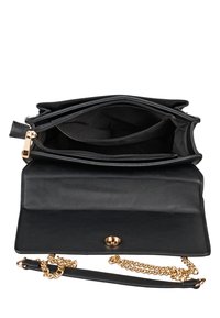 Czarna skórzana torebka o gładkiej fakturze, z podwójną kieszenią na zamek błyskawiczny, łańcuszkowym paskiem i złotymi akcentami. Wnętrze zawiera oddzielne przegrody.