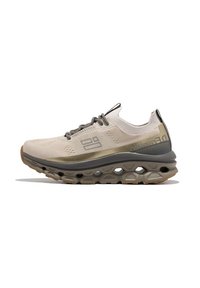 Zapatillas neutras con parte superior de malla en beige claro, suela intermedia texturizada, suela exterior flexible y detalles en gris. Elementos reflectantes en el talón.