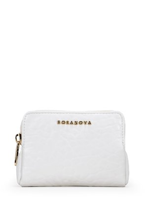 Cartera blanca de cuero sintético con una superficie texturada, herrajes dorados y la marca "BOSANOVA" en la parte frontal. Cierre con cremallera en la parte superior.