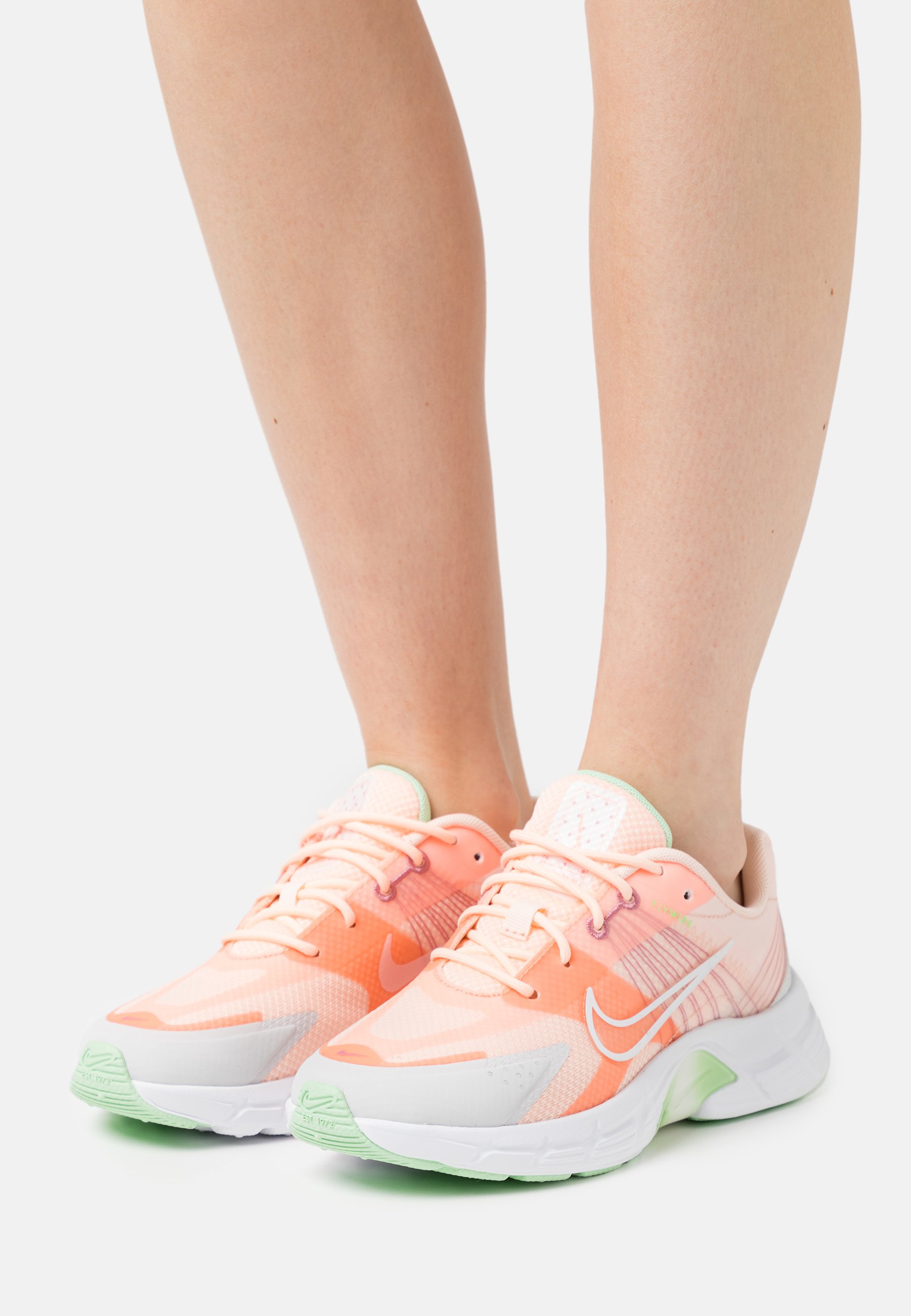 Nike Sportswear ALPHINA - Sneakers laag - crimson tint/white/atomic  pink/desert berry/cucumber calm/donkerroze - Zalando.nl