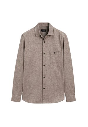 Camicia marrone con bottoni realizzata in tessuto testurizzato; presenta un colletto e una singola tasca sul petto con bottoni neri. Maniche lunghe.