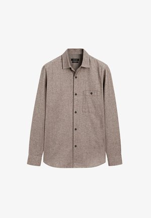 Brun, knap-op skjorte lavet af tekstureret stof; har krave og en enkelt brystlomme med sorte knapper. Lange ærmer.