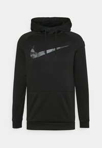 Sudadera negra de tela suave que presenta un gran logo de camuflaje gris de Nike en el pecho, capucha con cordón y bolsillo tipo canguro en la parte frontal.