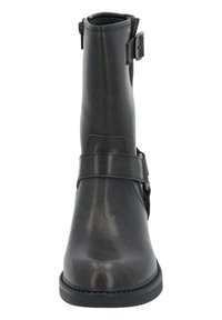 Botín negro de cuero hasta el tobillo con punta redondeada, hebilla lateral y acabado texturizado. Presenta una suela robusta y un exterior liso para mayor durabilidad.