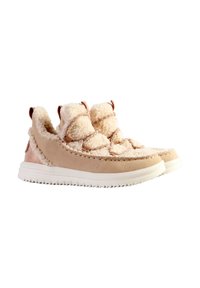 Le scarpe slip-on in suede tan e tessuto crema morbido presentano una cucitura decorativa e una suola bianca imbottita, con una parte superiore morbida e testurizzata.