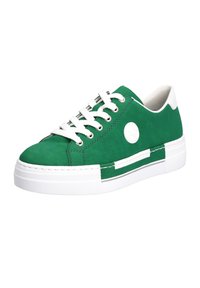 Baskets basses vertes avec lacets blancs, semelle blanche et logo circulaire blanc sur le côté.