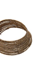 Bransoletka w kolorze złotym z metalu, składająca się z kilku nitek małych, okrągłych koralików. Teksturowane wykończenie z elastycznym, regulowanym designem.
