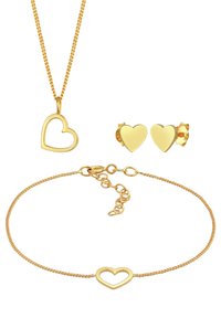 Guldtonet smykkesæt bestående af en tvistet kæd necklaces med et hjertevedhæng, hjerteformede øreringe og et matchende armbånd med et hjertecharme.
