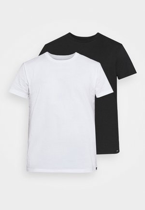 Due magliette a collo tondo, una nera e una bianca. Entrambe sono a maniche corte, realizzate in cotone, con una texture liscia e un design semplice.