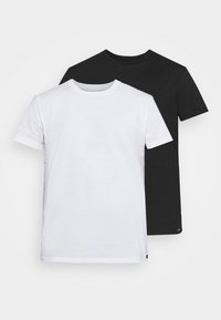 To ensfarvede T-shirts med korte ærmer og rund hals, den ene hvid foran og den anden sort bagpå, vist på en lys baggrund.
