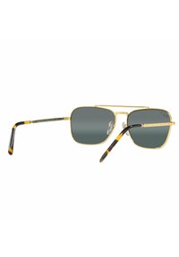 Occhiali da sole in metallo dorato con lenti verdi rettangolari. Fodere a motivo tartaruga e naselli. Design elegante con doppio ponte.