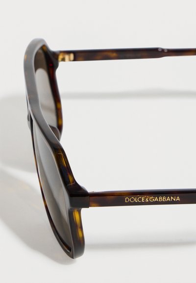 Ορθογώνια γυαλιά ηλίου σε σχέδιο καβουριού με σκουρόχρωμους φακούς και χρυσό λογότυπο "Dolce & Gabbana" στο μπράτσο.