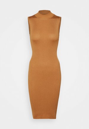 Robe sans manches, longueur genoux, en maille côtelée camel avec col montant et silhouette cintrée.
