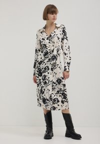 Calliope CROISÉE EN FANTAISIE - Abito a camicia - une variante