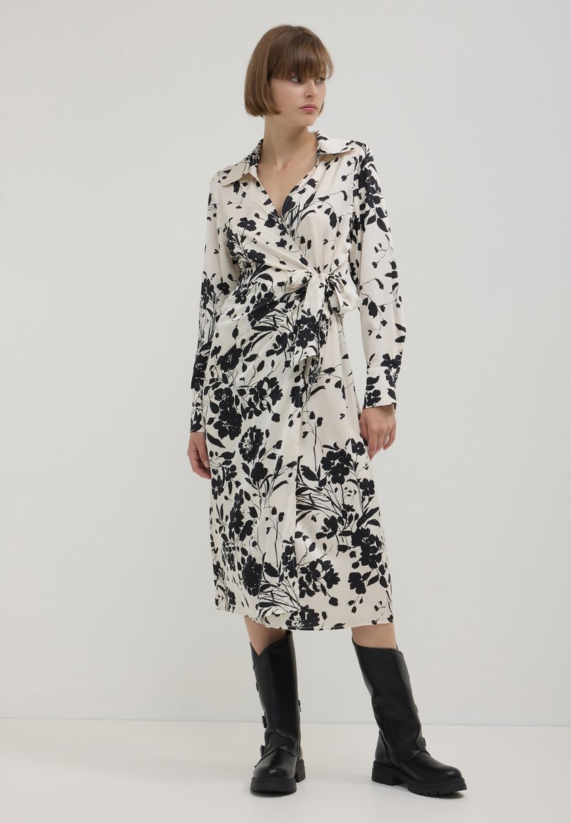 Calliope CROISÉE EN FANTAISIE - Abito a camicia - une variante