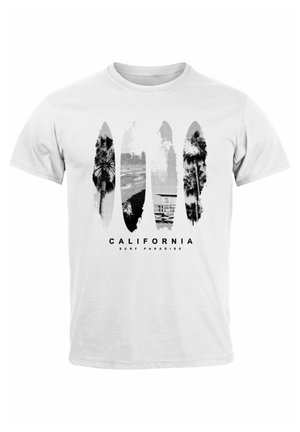 Weißes Baumwoll-T-Shirt mit einem Grafikdruck von fünf Surfbrettern, die Bilder von Palmen und Landschaften zeigen, beschriftet mit "California Surf Paradise."