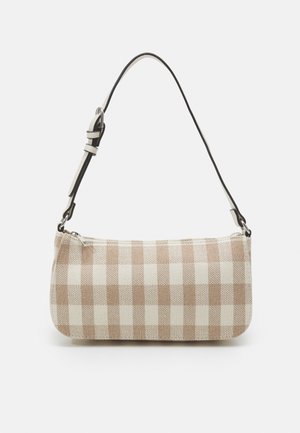 Lille håndtaske med beige og hvidternet stof, udstyret med en sort justerbar skulderrem og sølvfarvet lynlås.