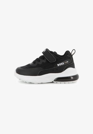 Baskets pour enfants noir et blanc avec lacets et bride velcro, marquées "BOSS" sur le côté et l’onglet talon.
