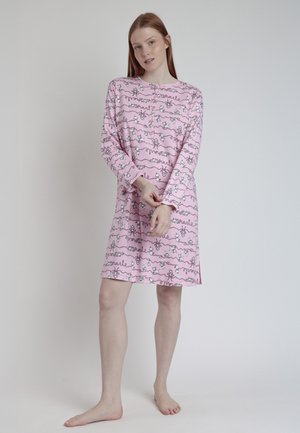 Camisón rosa de tela suave, con mangas largas, escote redondo y patrones impresos caprichosos con garabatos y texto.