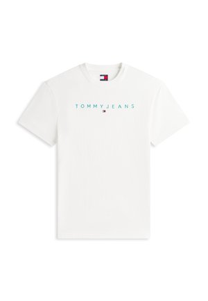 Hvid kortærmet T-shirt med rund hals og "TOMMY JEANS"-tekst samt lille Tommy Hilfiger-logo centreret på brystet.