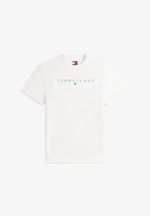 Bela majica s kratkimi rokavi in okrolim izrezom, na sredini prsnega koša ima napis "TOMMY JEANS" in majhen logotip Tommy Hilfiger.